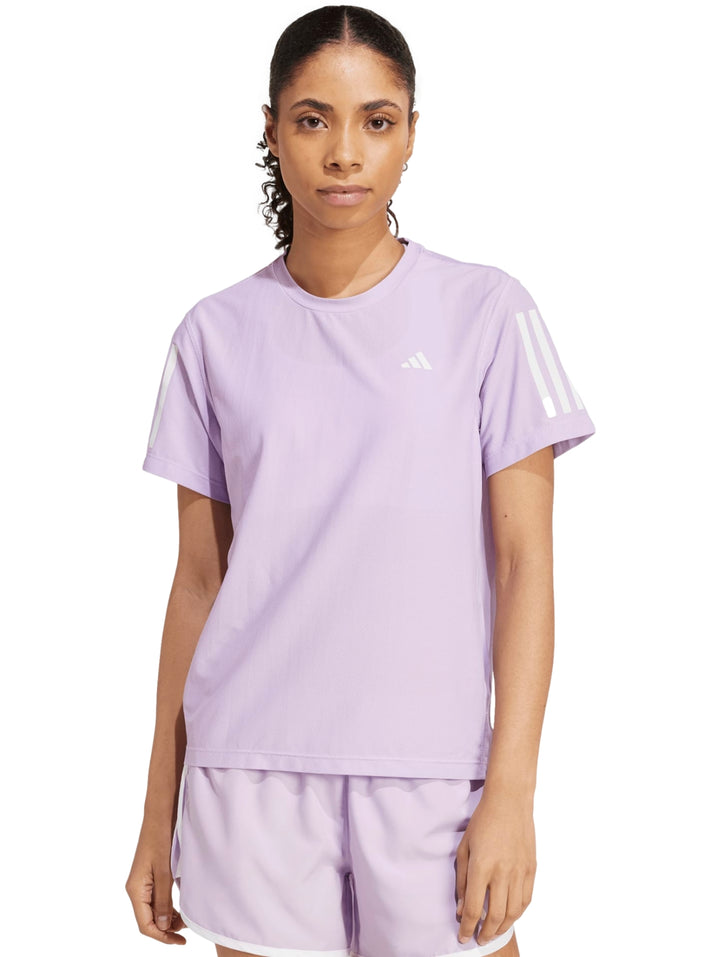 Conjunto deportivo Adidas color lila Powder Plum compuesto por camiseta de manga corta y shorts para mujer.