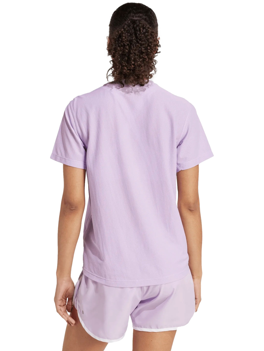 Conjunto deportivo Adidas color lila Powder Plum compuesto por camiseta de manga corta y shorts para mujer.