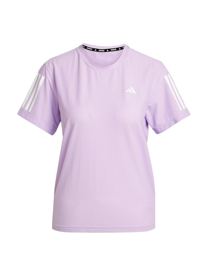 Conjunto deportivo Adidas color lila Powder Plum compuesto por camiseta de manga corta y shorts para mujer.