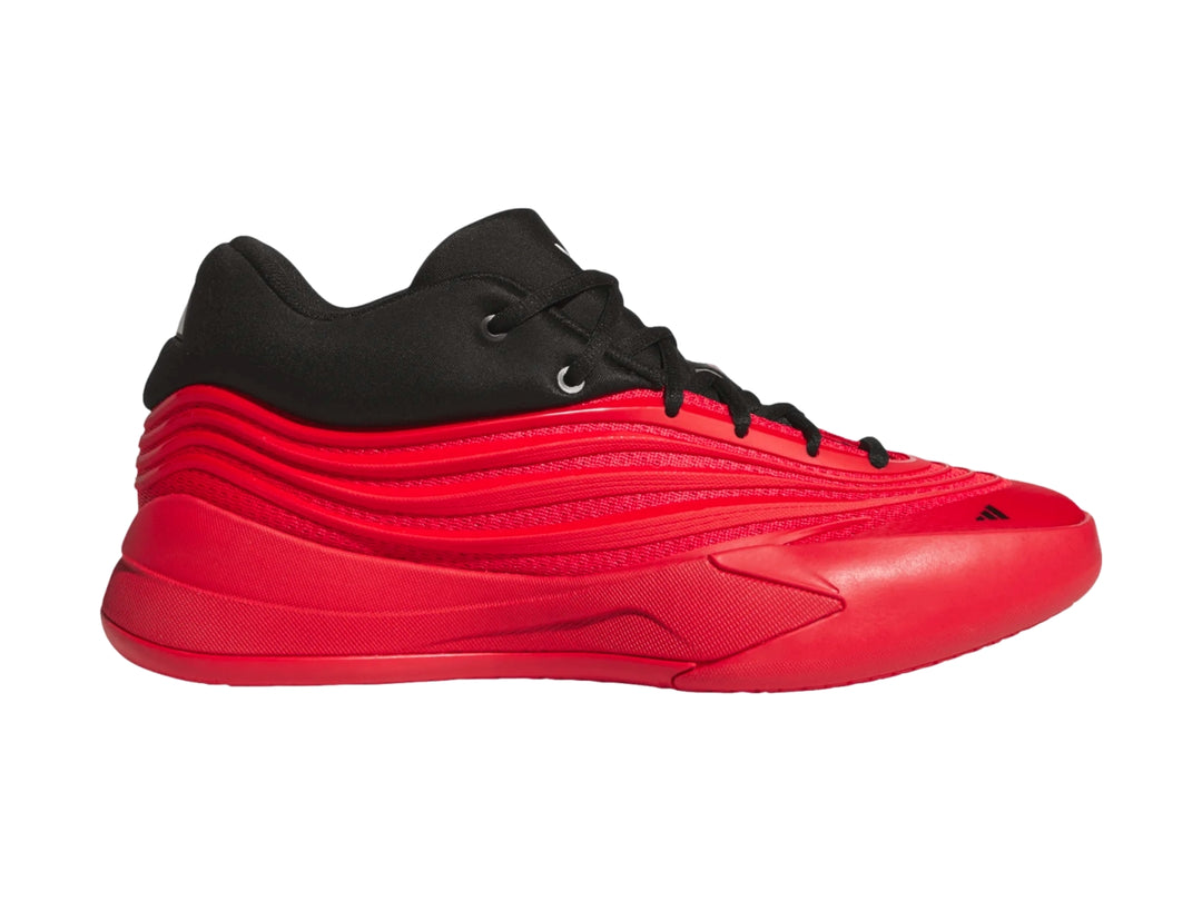 Tenis de baloncesto Adidas Dame X en color rojo con detalles en negro, vista lateral.