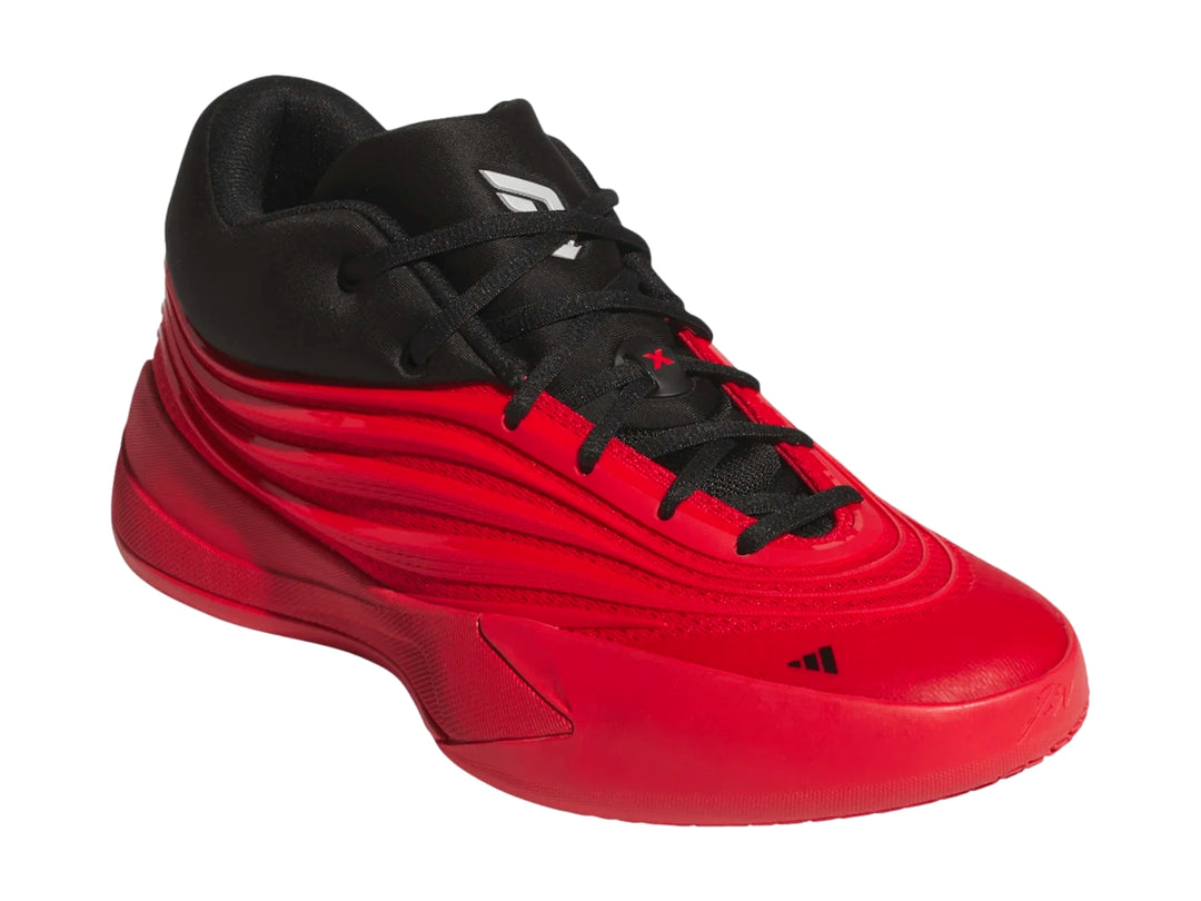 Tenis de baloncesto Adidas Dame X en color rojo con detalles en negro, vista lateral.
