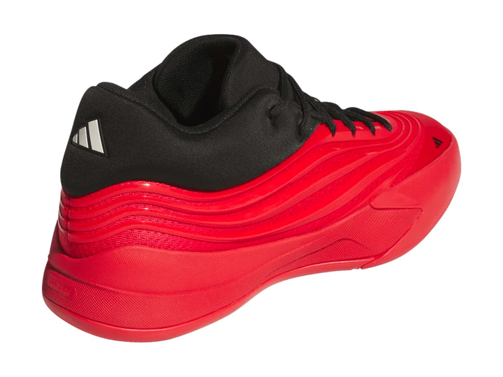 Tenis de baloncesto Adidas Dame X en color rojo con detalles en negro, vista lateral.