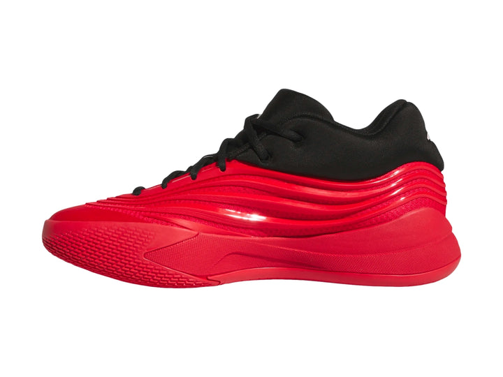 Tenis de baloncesto Adidas Dame X en color rojo con detalles en negro, vista lateral.