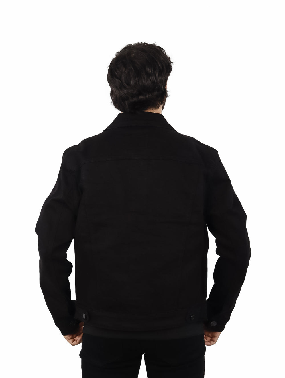 Hombre vistiendo una chamarra de mezclilla color negro sobre una playera negra.