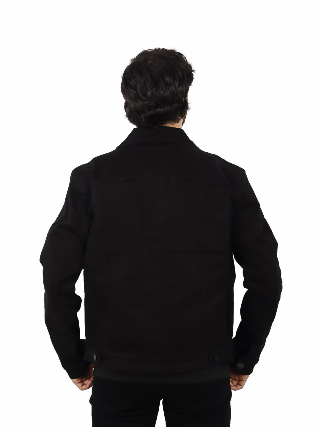 Hombre vistiendo una chamarra de mezclilla color negro sobre una playera negra.