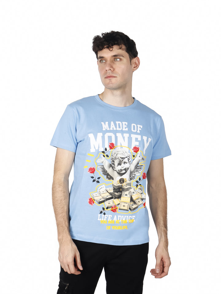 Hombre vistiendo playera azul de manga corta con estampado gráfico frontal de un ángel y dinero.
