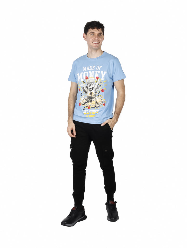 Hombre vistiendo playera azul de manga corta con estampado gráfico frontal de un ángel y dinero.
