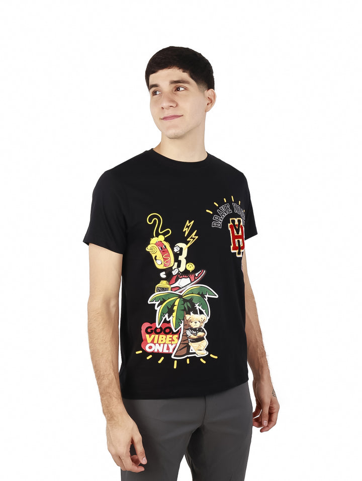 Hombre vistiendo playera negra de manga corta con estampado gráfico colorido en el frente.