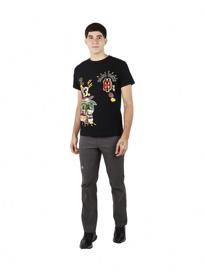 Hombre vistiendo playera negra de manga corta con estampado gráfico colorido en el frente.