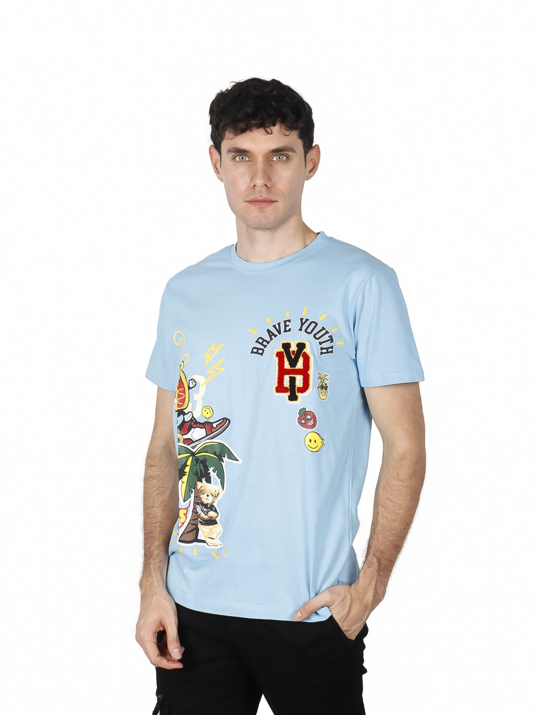 Hombre vistiendo playera Yakuza color azul claro con estampados gráficos coloridos en el frente.