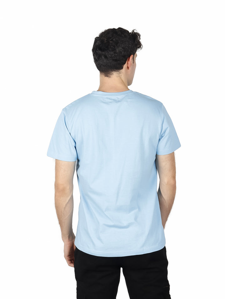 Hombre vistiendo playera Yakuza color azul claro con estampados gráficos coloridos en el frente.
