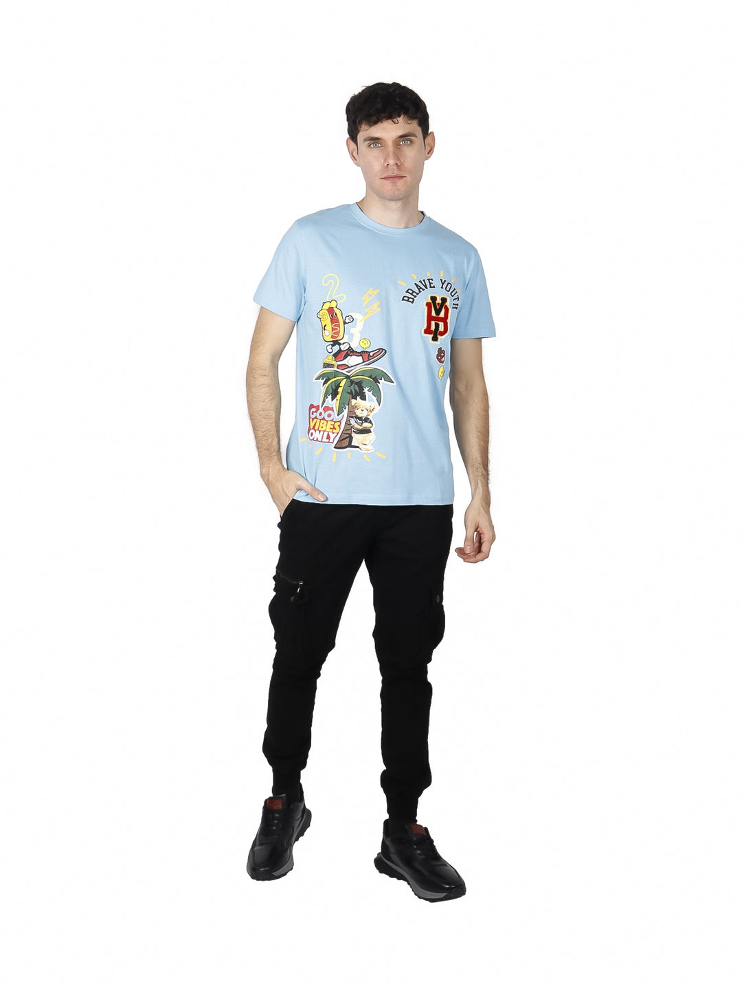 Hombre vistiendo playera Yakuza color azul claro con estampados gráficos coloridos en el frente.