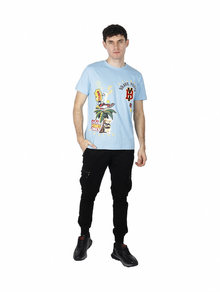 Hombre vistiendo playera Yakuza color azul claro con estampados gráficos coloridos en el frente.