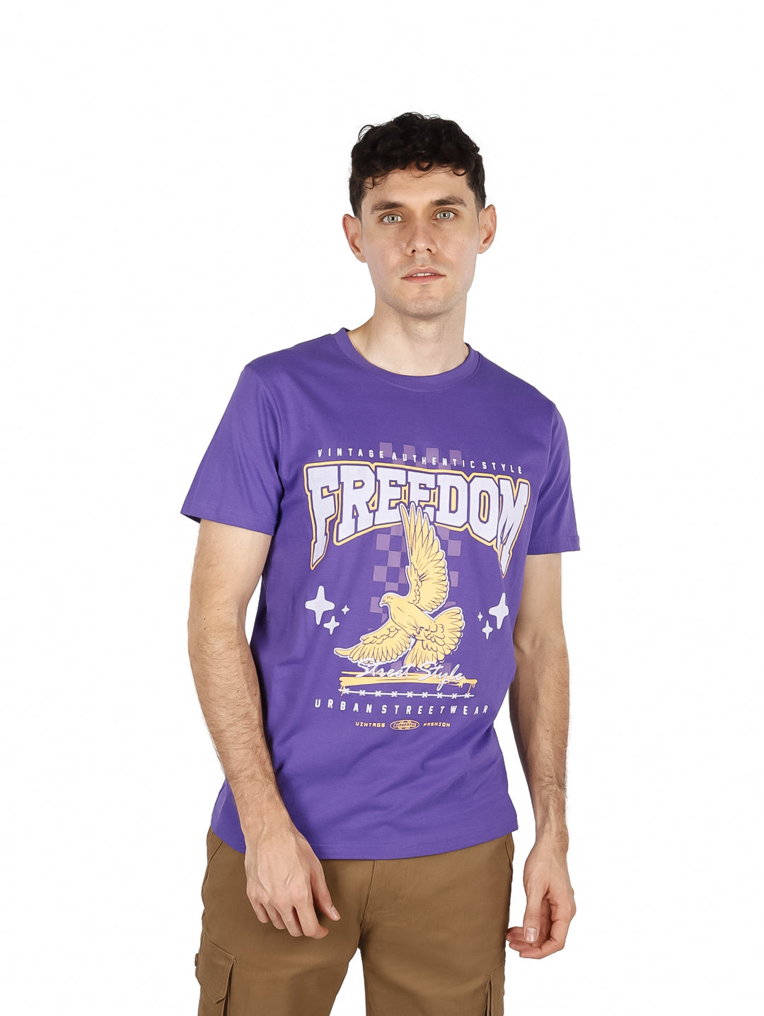 Hombre vistiendo playera púrpura de marca Yakuza con estampado de águila y texto Freedom.