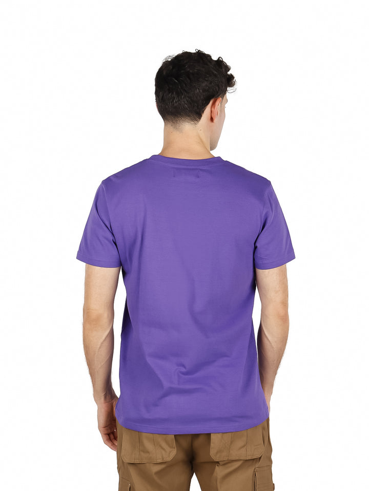 Hombre vistiendo playera púrpura de marca Yakuza con estampado de águila y texto Freedom.