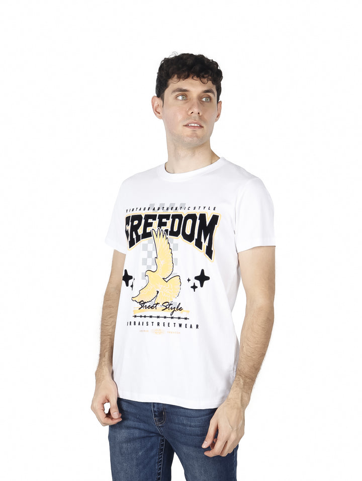 Hombre vistiendo playera blanca de manga corta con estampado gráfico frontal en negro y amarillo.