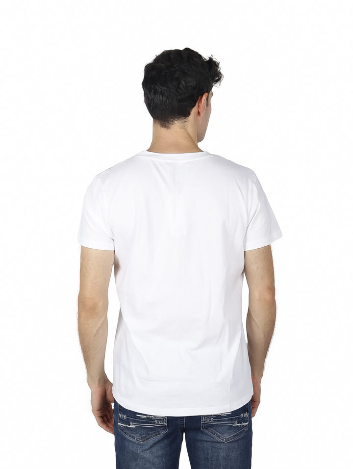 Hombre vistiendo playera blanca de manga corta con estampado gráfico frontal en negro y amarillo.