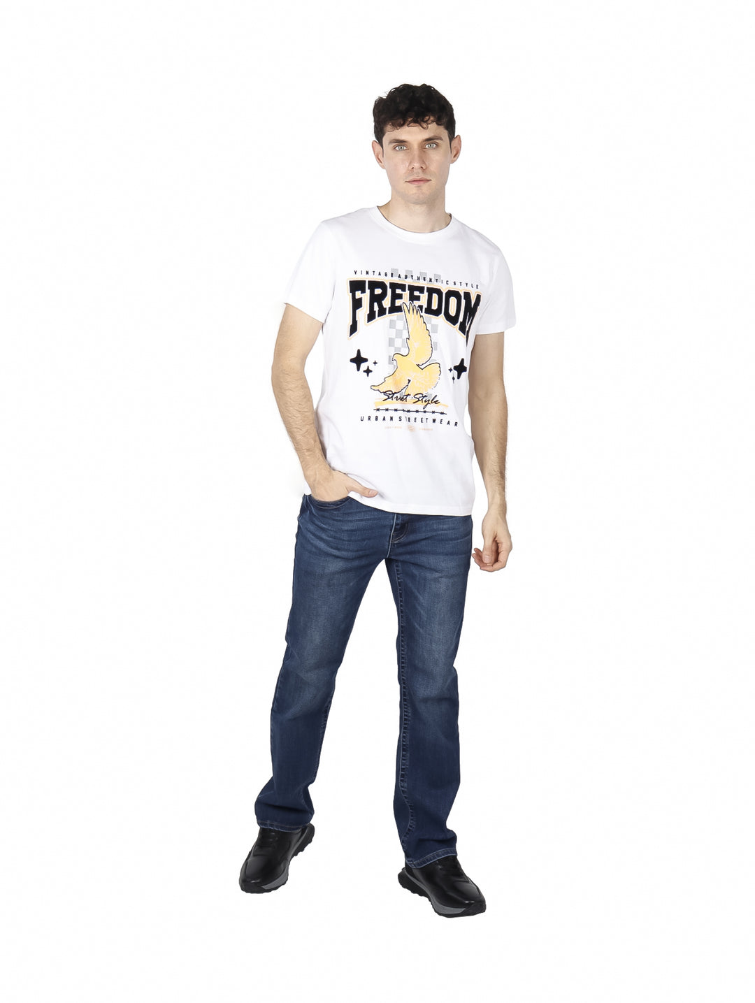 Hombre vistiendo playera blanca de manga corta con estampado gráfico frontal en negro y amarillo.