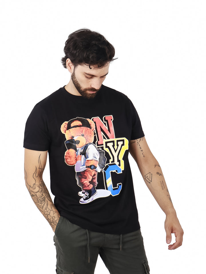 Hombre vistiendo playera negra de manga corta con estampado colorido de un oso y las letras NYC en el pecho.