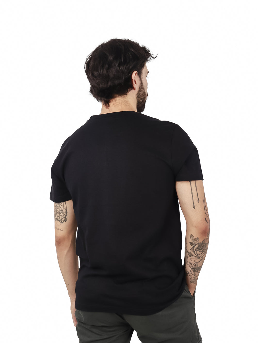 Hombre vistiendo playera negra de manga corta con estampado colorido de un oso y las letras NYC en el pecho.