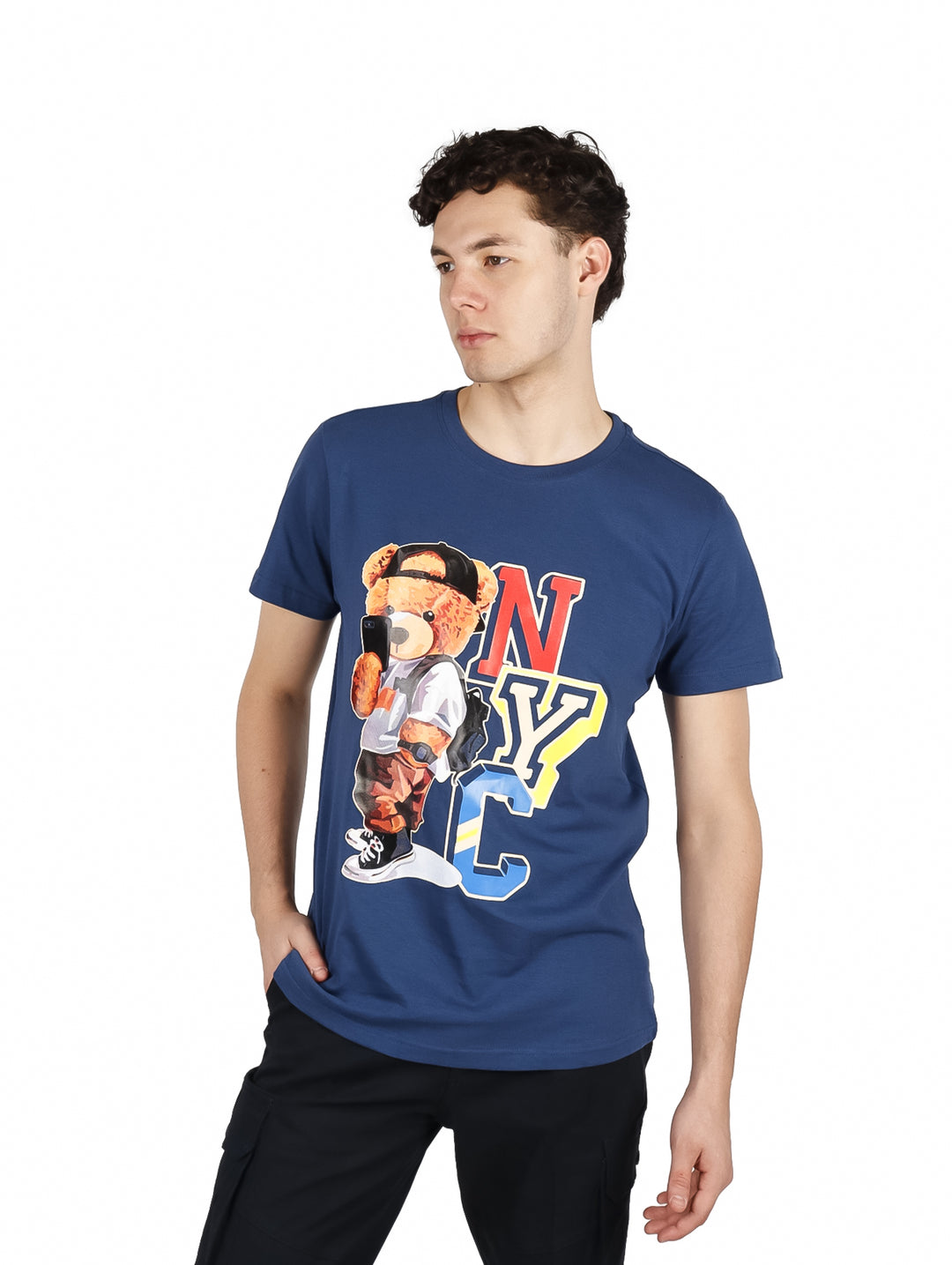 Hombre vistiendo playera color navy con estampado frontal de un oso y letras NYC en colores blanco, amarillo y rojo.