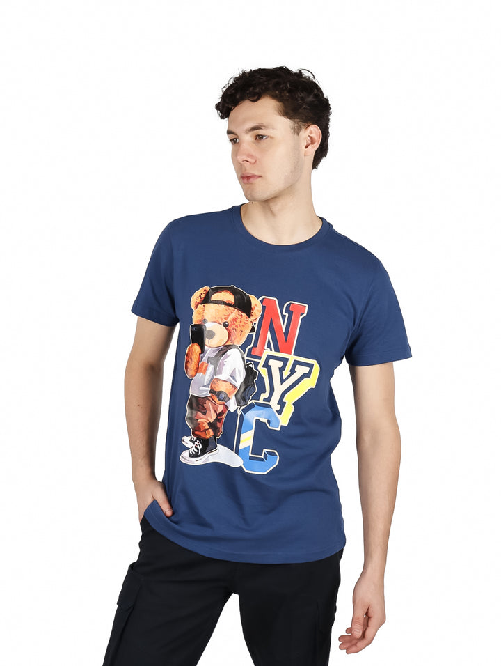 Hombre vistiendo playera color navy con estampado frontal de un oso y letras NYC en colores blanco, amarillo y rojo.
