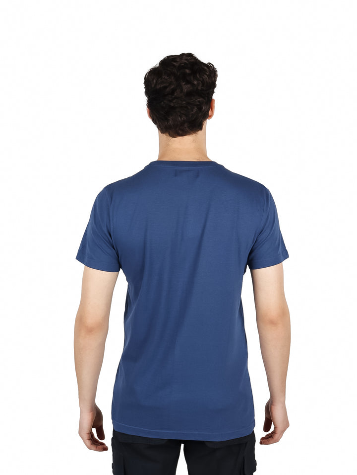 Hombre vistiendo playera color navy con estampado frontal de un oso y letras NYC en colores blanco, amarillo y rojo.