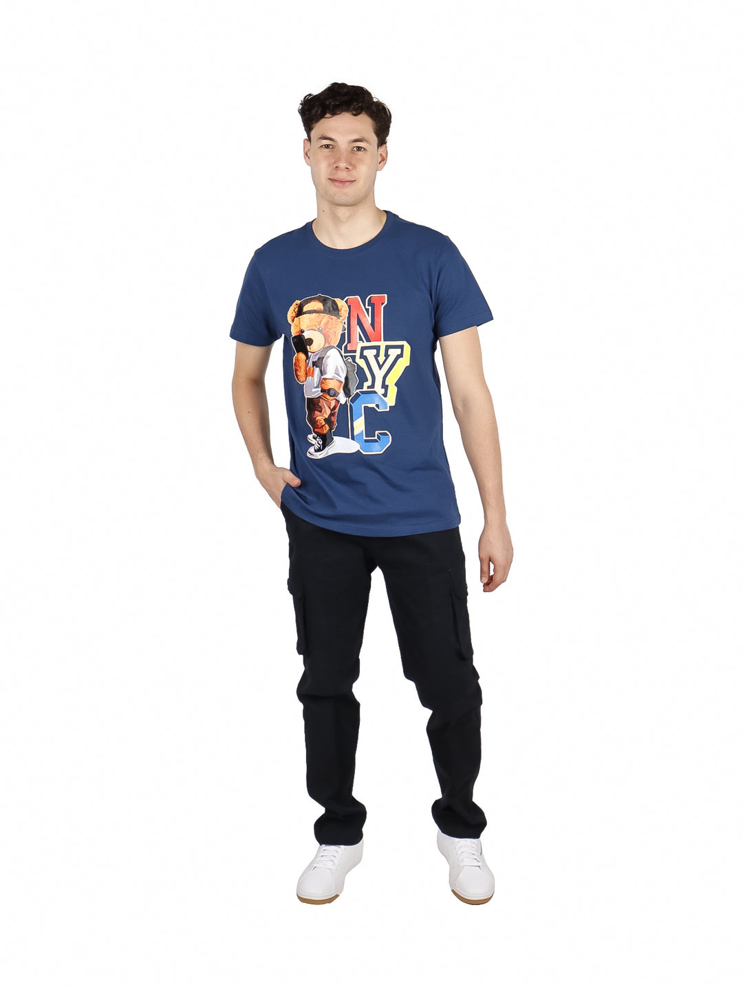 Hombre vistiendo playera color navy con estampado frontal de un oso y letras NYC en colores blanco, amarillo y rojo.