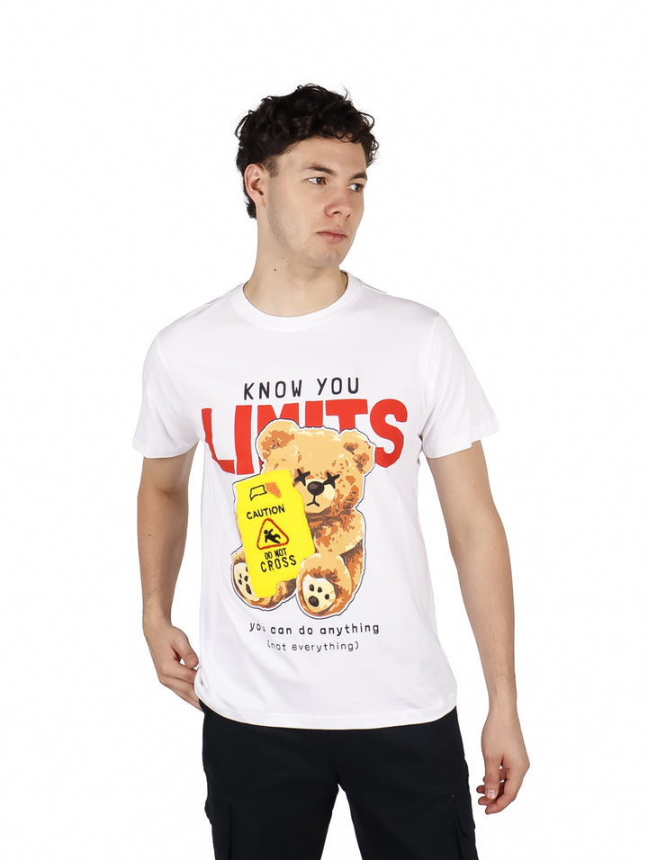 Hombre vistiendo playera blanca Yakuza con estampado de oso y texto &