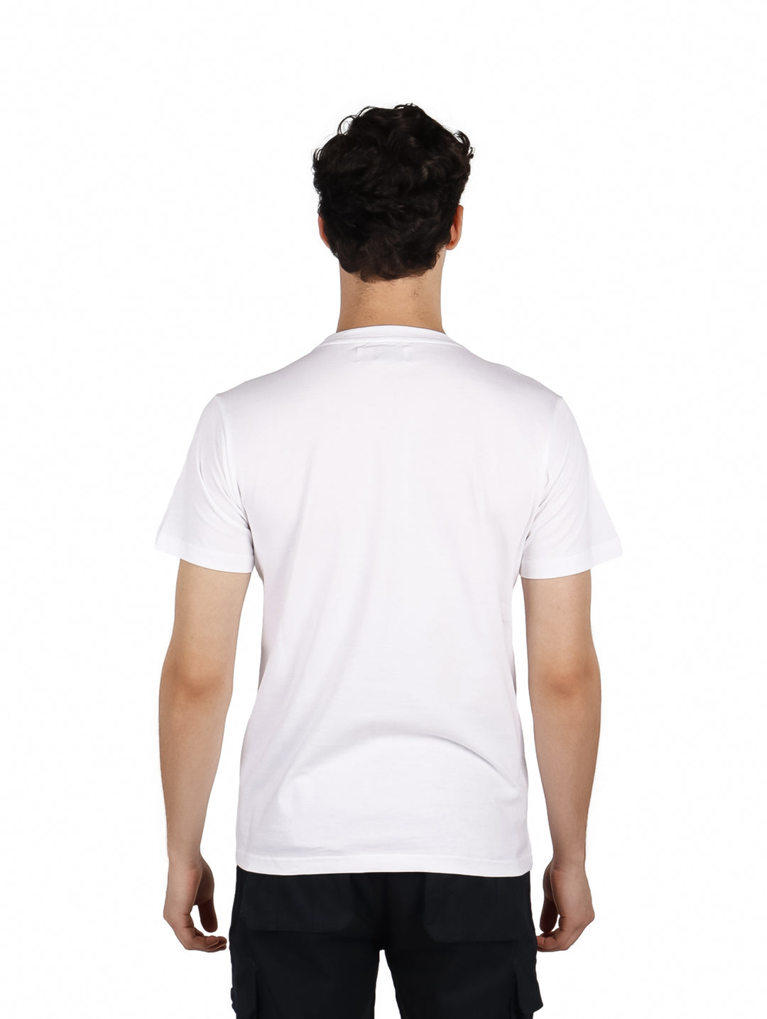 Hombre vistiendo playera blanca Yakuza con estampado de oso y texto &