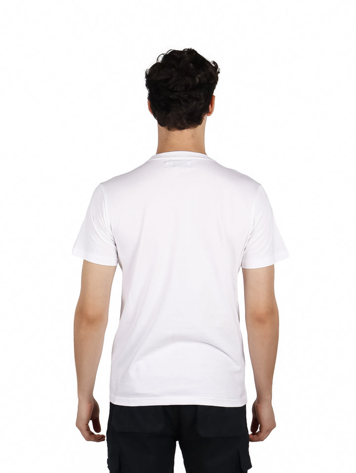 Hombre vistiendo playera blanca Yakuza con estampado de oso y texto &