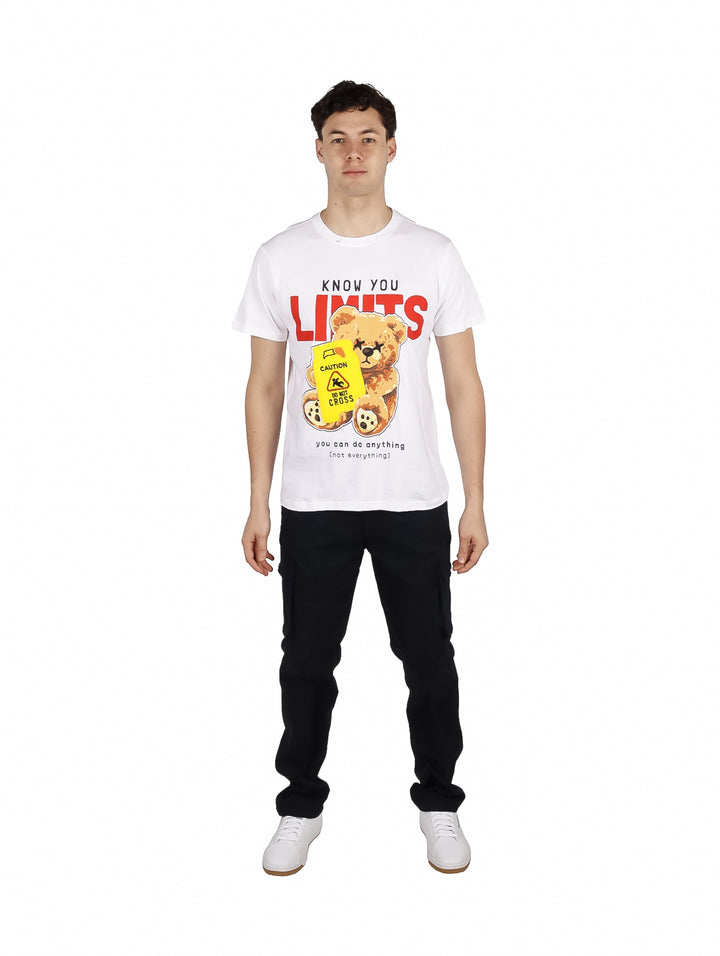 Hombre vistiendo playera blanca Yakuza con estampado de oso y texto &