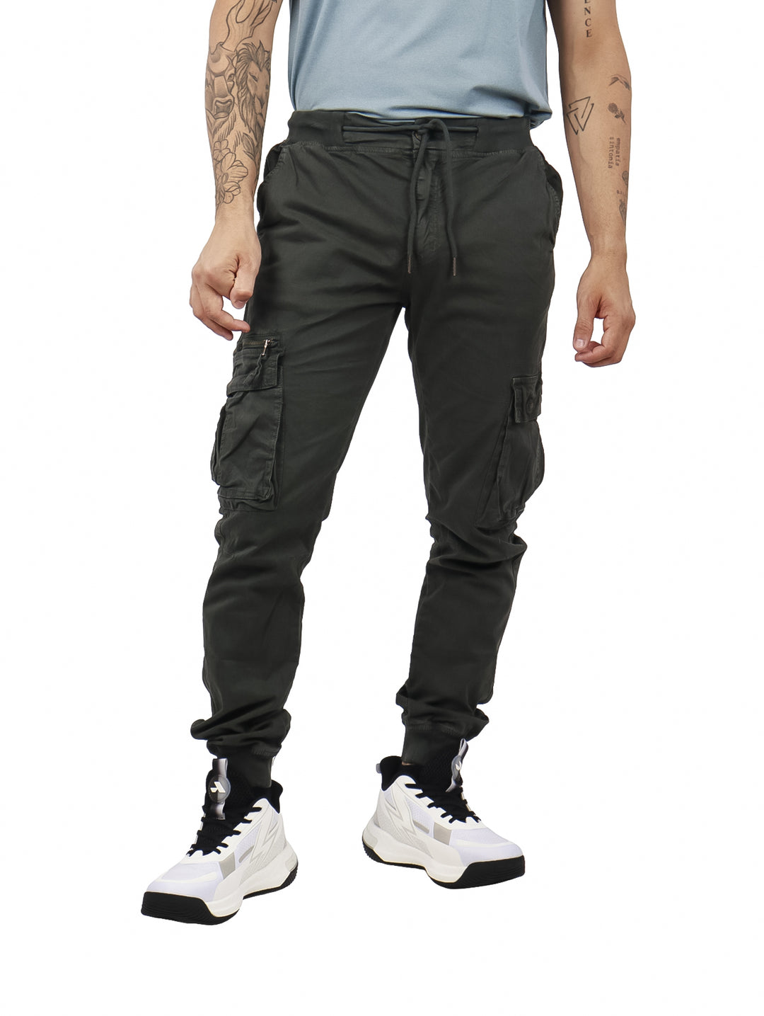 Pantalones jogger cargo color gris oscuro para hombre con bolsillos laterales y cintura elástica.