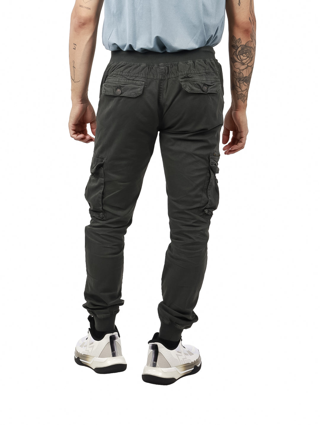 Pantalones jogger cargo color gris oscuro para hombre con bolsillos laterales y cintura elástica.