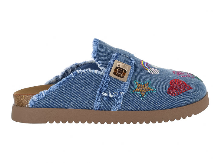 Sandalia Steve Madden de tela denim azul con bordados coloridos y suela marrón dentada.