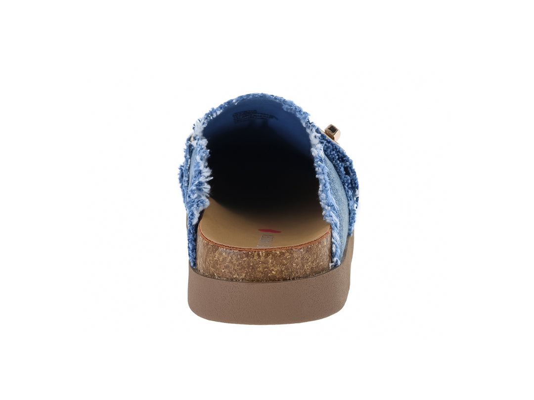 Sandalia Steve Madden de tela denim azul con bordados coloridos y suela marrón dentada.