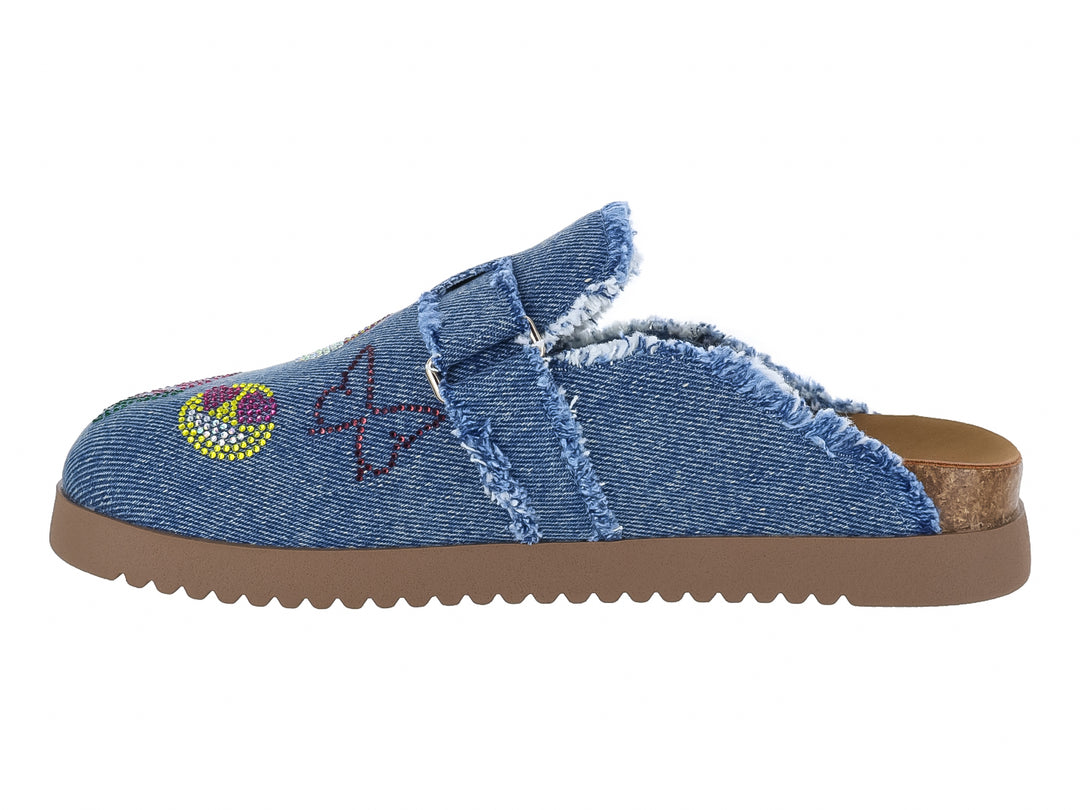 Sandalia Steve Madden de tela denim azul con bordados coloridos y suela marrón dentada.