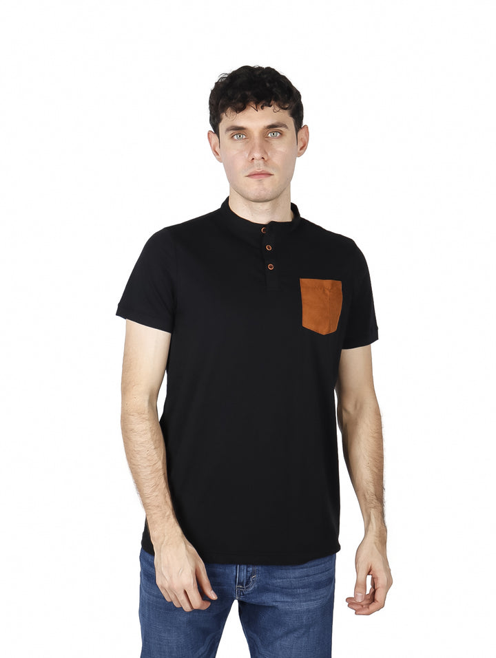 Hombre vistiendo playera negra de manga corta con cuello henley y un bolsillo marrón en el pecho.
