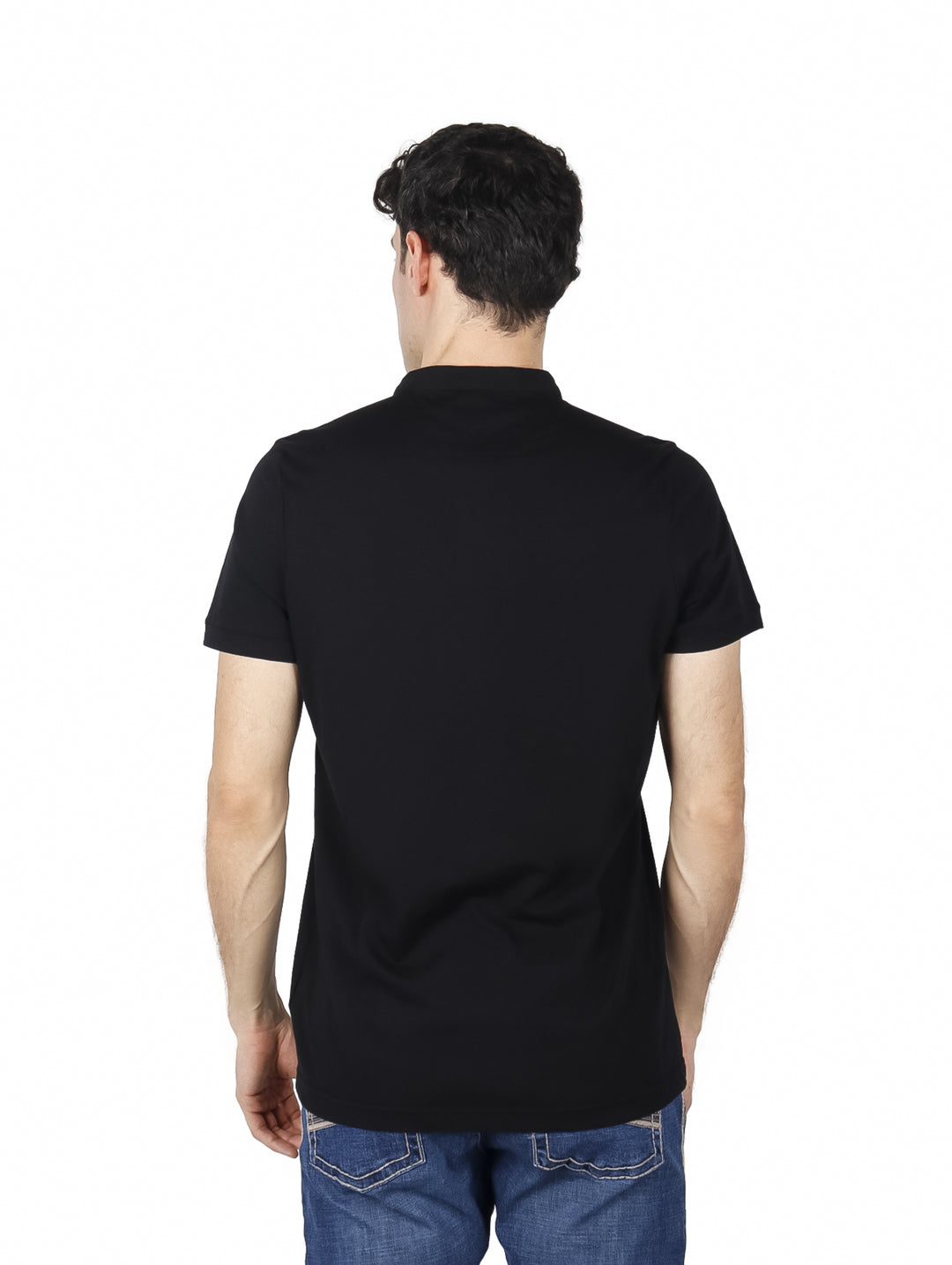 Hombre vistiendo playera negra de manga corta con cuello henley y un bolsillo marrón en el pecho.
