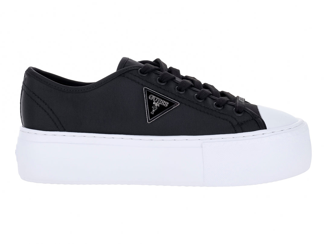 Tenis Guess color negro con suela de plataforma blanca y logotipo en el costado.