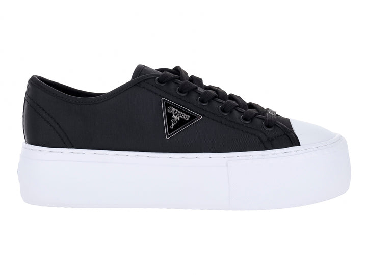 Tenis Guess color negro con suela de plataforma blanca y logotipo en el costado.