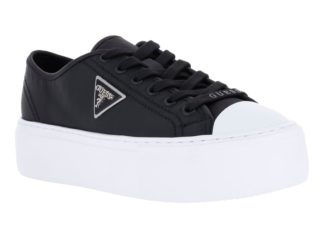 Tenis Guess color negro con suela de plataforma blanca y logotipo en el costado.