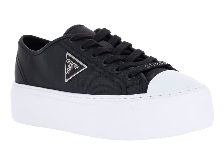 Tenis Guess color negro con suela de plataforma blanca y logotipo en el costado.