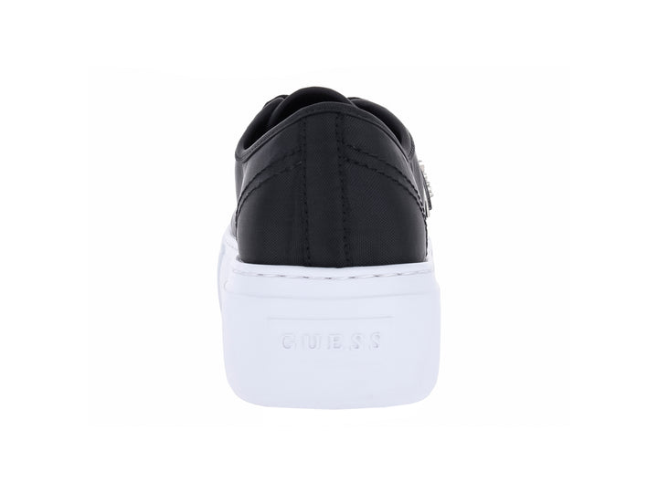 Tenis Guess color negro con suela de plataforma blanca y logotipo en el costado.