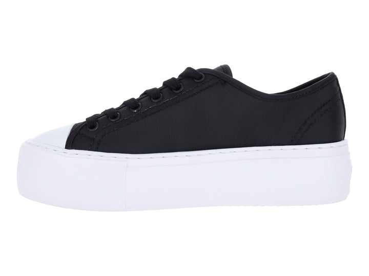 Tenis Guess color negro con suela de plataforma blanca y logotipo en el costado.