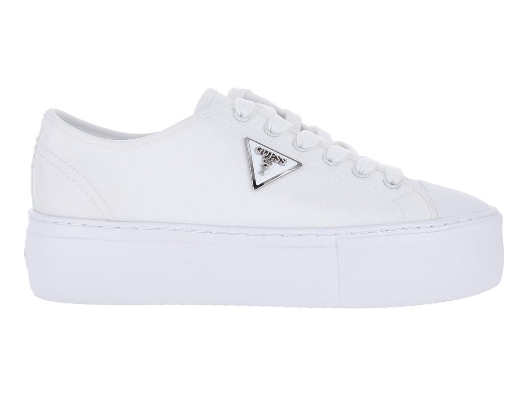 Tenis blancos de plataforma marca Guess con cordones y detalle metálico lateral.