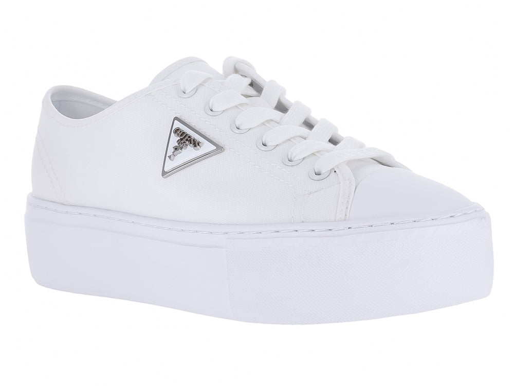 Tenis blancos de plataforma marca Guess con cordones y detalle metálico lateral.