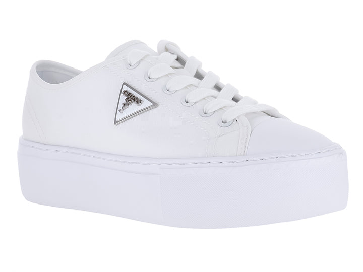 Tenis blancos de plataforma marca Guess con cordones y detalle metálico lateral.