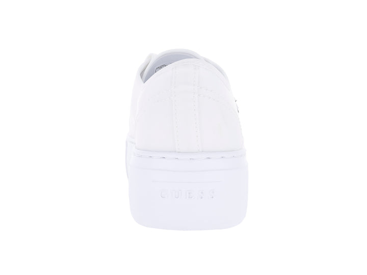 Tenis blancos de plataforma marca Guess con cordones y detalle metálico lateral.