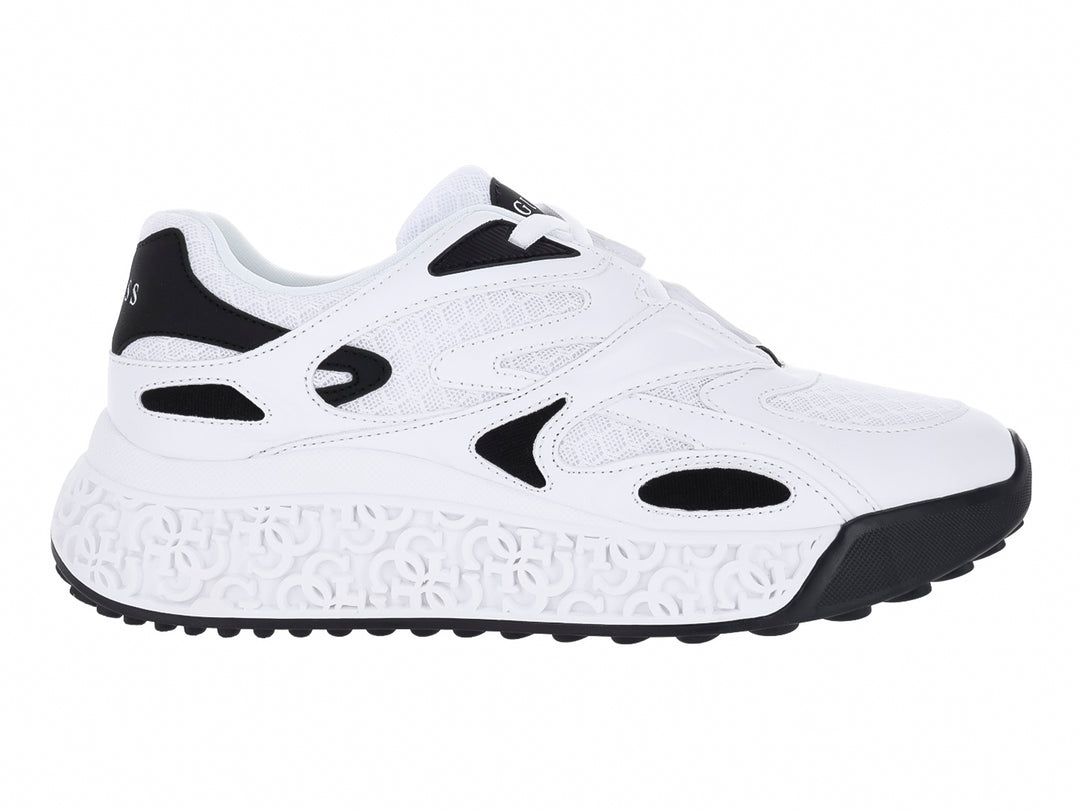 Tenis deportivos Guess color blanco con detalles negros y suela blanca gruesa.